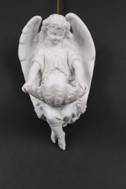 Bénitier en biscuit de porcelaine représentant...
