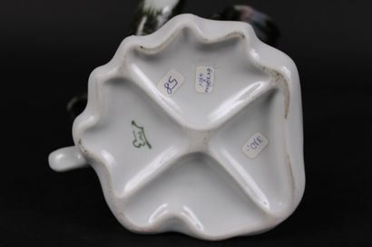 KARL ENS. Pie queue dressée, sujet en porcelaine...