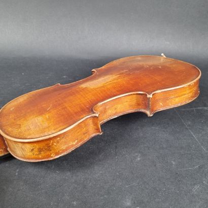 Lot comprenant : 1 violon portant une étiquette...