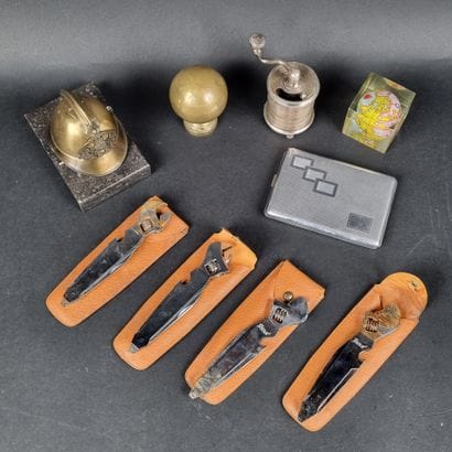 Manette : 1 presse-papier Casque de pompier,...