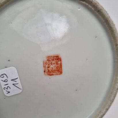 Potiche en porcelaine émaillée polychrome...