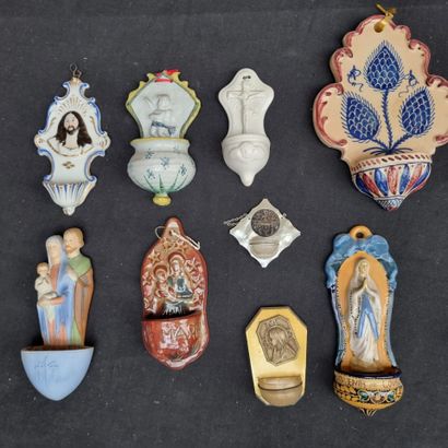 Ensemble de 30 bénitiers, diverses formes,...