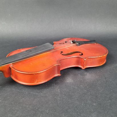 1 violon portant une étiquette 