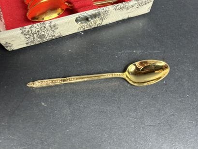 Lot comprenant : 12 cuillères à café en métal...