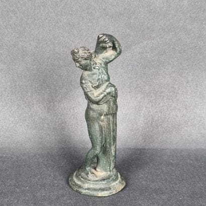 Statuette en bronze patiné représentant une...