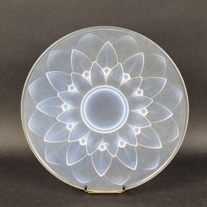 Grand plat circulaire en verre opalescent...