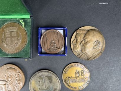 Lot de 16 médailles diverses en métal, cuivre...