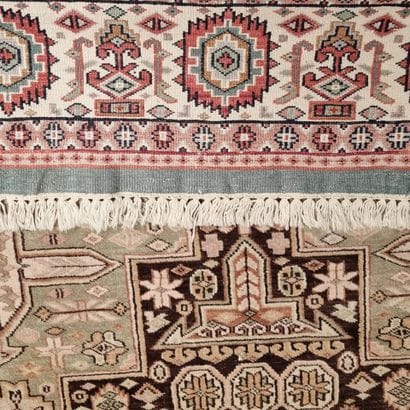 Tapis en laine et soie polychrome à décor...