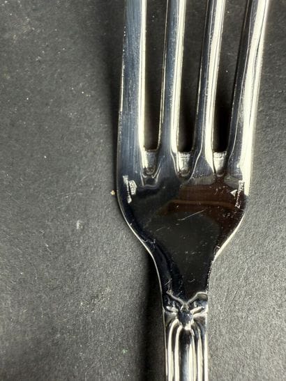 Partie de ménagère en inox modèle ruban comprenant...