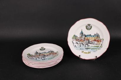 GIEN. Suite de 6 assiettes en faïence polychrome...