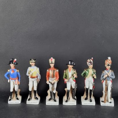 Suite de 6 statuettes en porcelaine polychrome...
