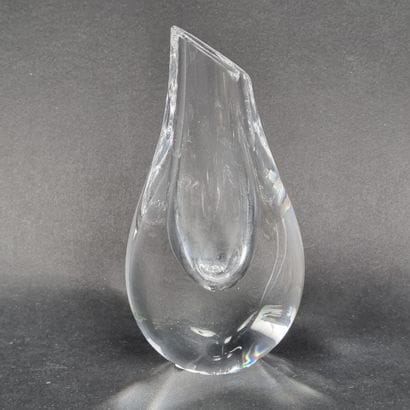 SAINT LOUIS. Vase soliflore en cristal translucide,...