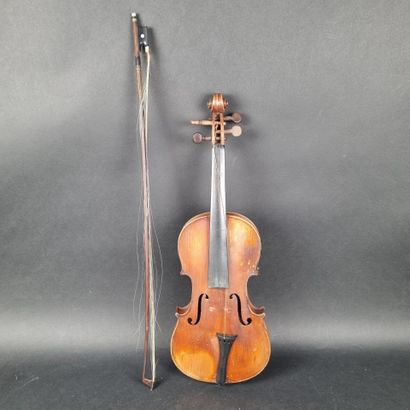 Lot comprenant : 1 violon portant une étiquette...