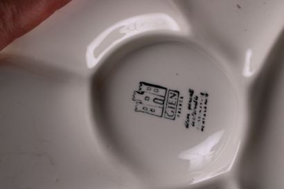GIEN. Suite de 6 assiettes à fondue en faïence,...