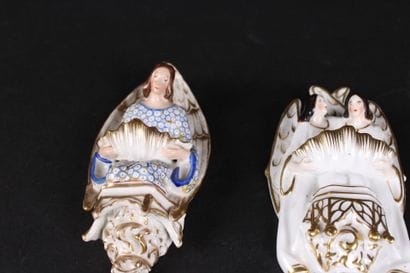 Lot de 2 bénitiers en porcelaine de Paris...