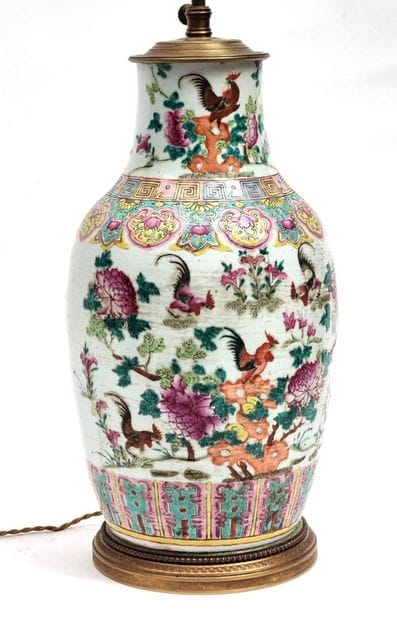 Grand vase en porcelaine polychrome à décor...