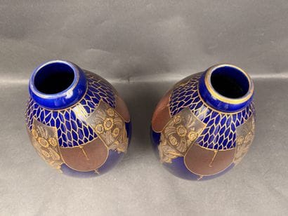PINON-HEUZE à Tours. Paire de vases ovoïdes...