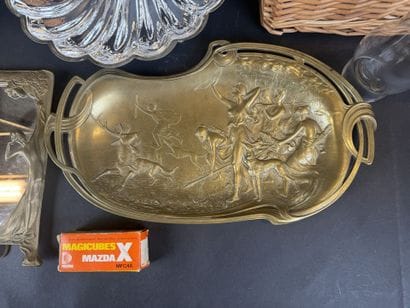 Manette : 1 panier à bouteilles en osier,...