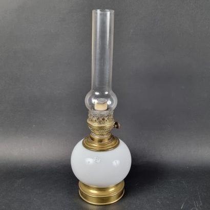 Lampe ovoïde en verre opalin blanc ou céramique...
