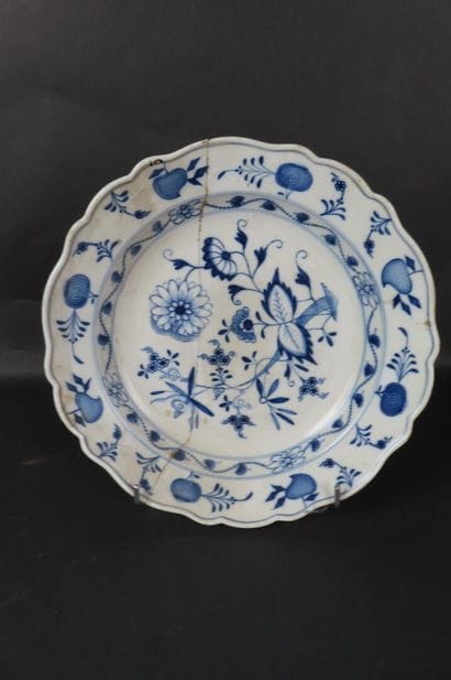 MEISSEN. Plat en porcelaine émaillée bleu...