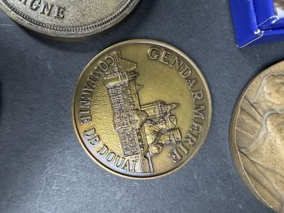 Lot de 16 médailles diverses en métal, cuivre...