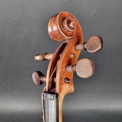 Lot comprenant : 1 violon portant une étiquette...