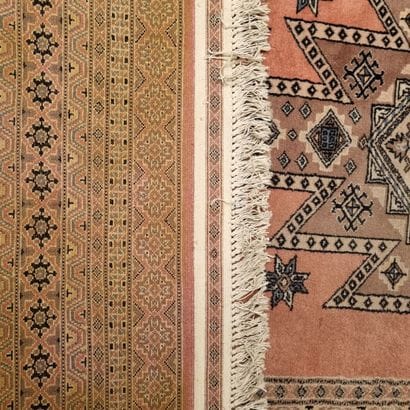 Tapis en laine à décor d'un médaillon central...