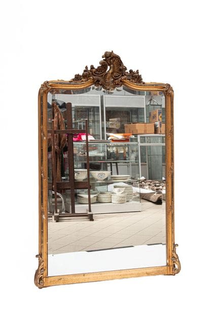Miroir en bois et stuc doré, fronton à décor...
