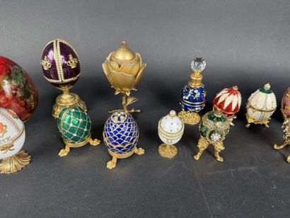 Lot de 15 œufs décoratifs, diverses matières,...