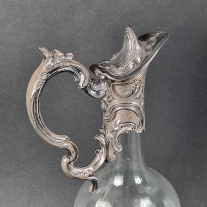 Aiguière sur pied en verre, monture en métal...