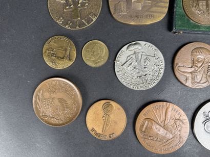 Lot de 16 médailles diverses en métal, cuivre...