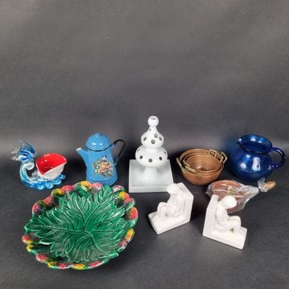 Manette : lot d'objets en carton comprenant...