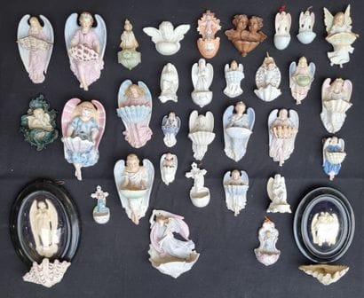 Ensemble de 34 bénitiers, diverses formes,...