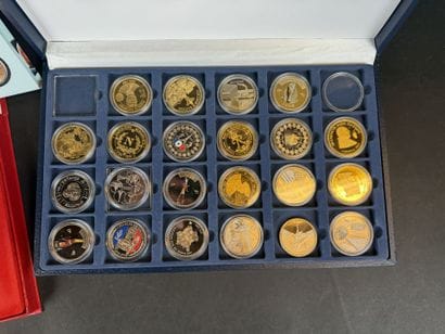 Lot de 63 médailles en métal argenté et doré,...