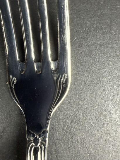 Partie de ménagère en inox modèle ruban comprenant...