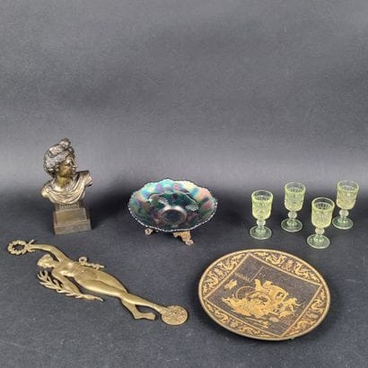 Manette : 1 coupe en verre irisé avec pieds...