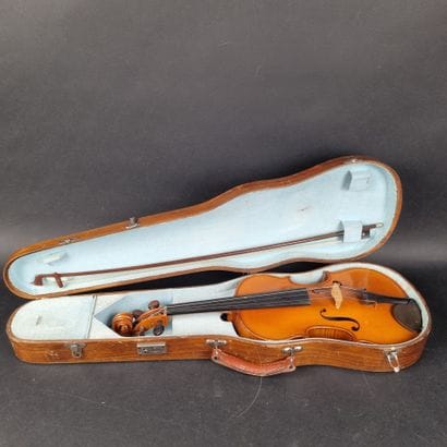 Lot comprenant : 1 violon portant une étiquette...