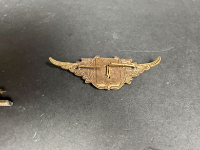 Lot comprenant : 7 insignes militaires divers,...