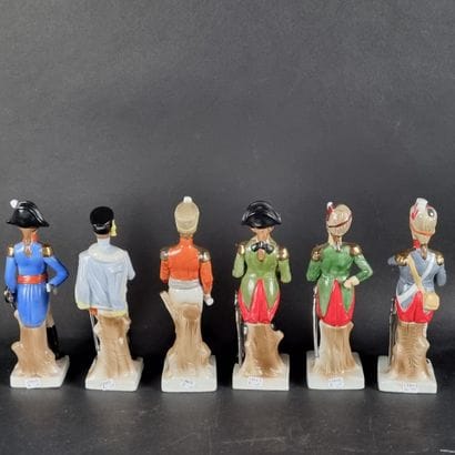 Suite de 6 statuettes en porcelaine polychrome...