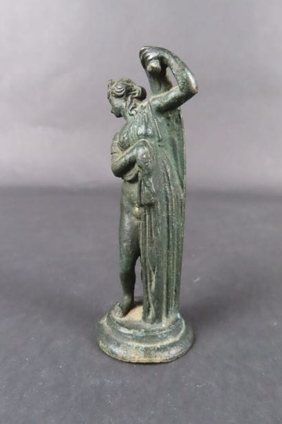Statuette en bronze patiné représentant une...