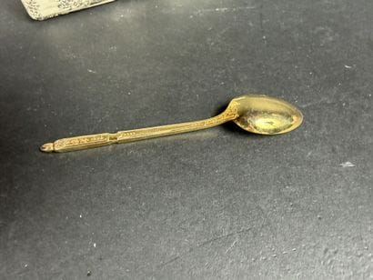 Lot comprenant : 12 cuillères à café en métal...