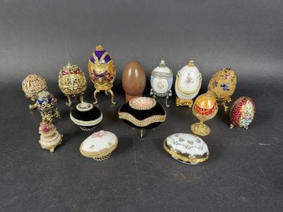 Lot de 15 œufs décoratifs, diverses matières,...