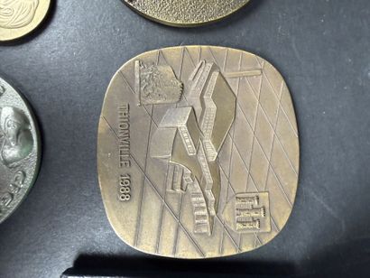Lot de 16 médailles diverses en métal, cuivre...