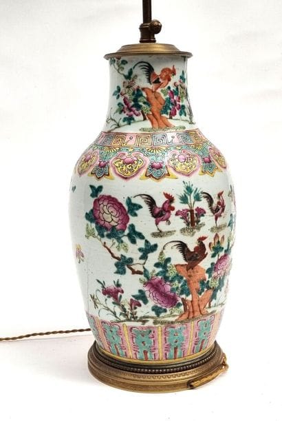 Grand vase en porcelaine polychrome à décor...