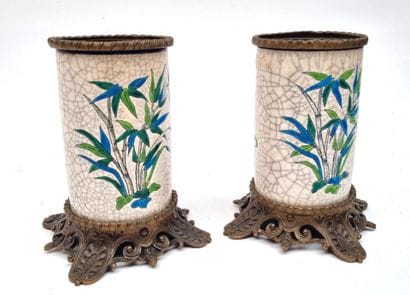 Paire de vases rouleaux en faïence polychrome...