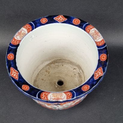 Cache pot à col évasé en porcelaine polychrome...