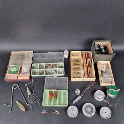 1 petit carton d'ancien nécessaire de pêche,...