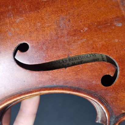 Violon portant une étiquette 