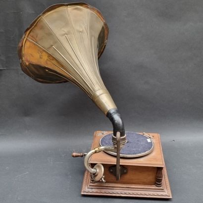 Lot comprenant : 1 gramophone et son pavillon...