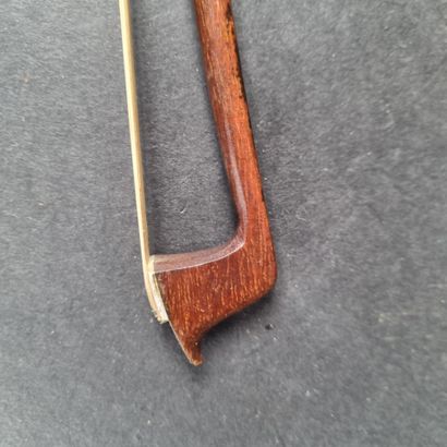 Lot comprenant : 1 violon portant une étiquette...